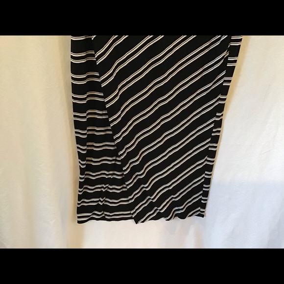 WHBM Small wrap skirt, very soft! EUC, B&W, lined - Picture 2 of 8